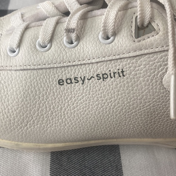 Easy Spirit shoes women's 9 white tennis shoes tie closure, pre owned EUC - Picture 3 of 5